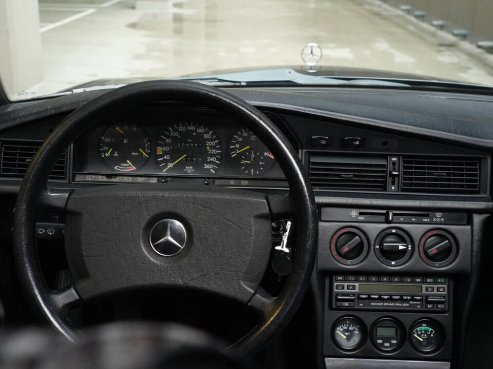 Image 24/83 of Mercedes-Benz 190 E 2.3-16 (1984)
