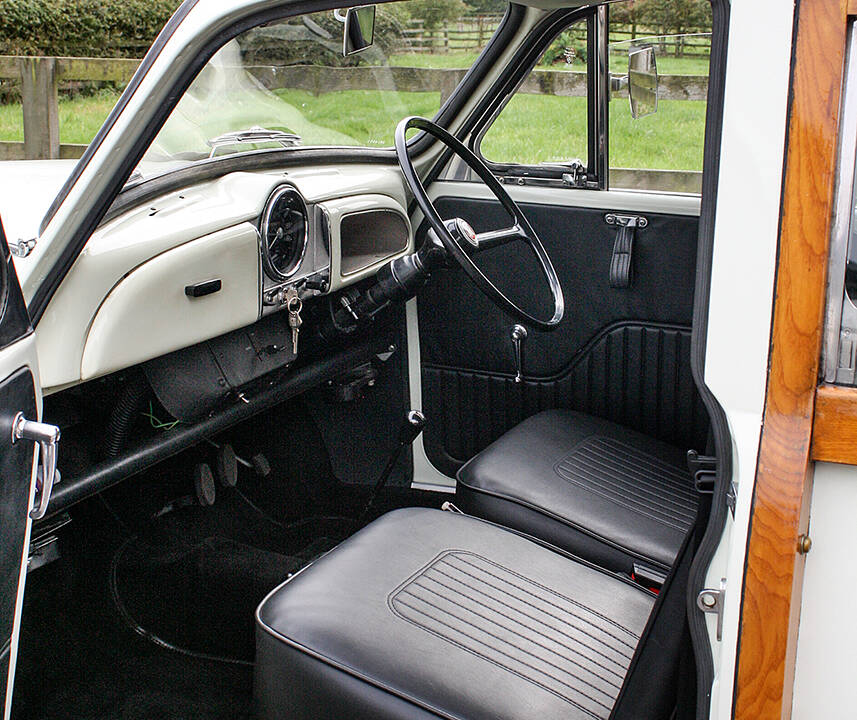 Image 2/15 of Morris Minor 1000 Traveller (1971)