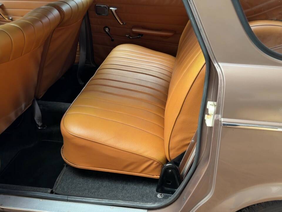 Image 22/40 of Peugeot 404 Break (1965)