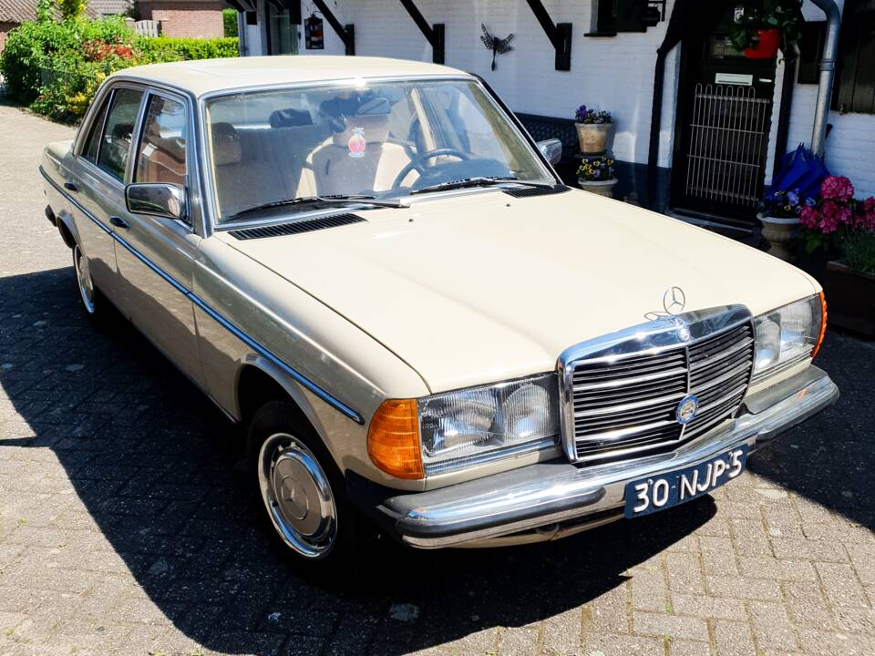 Image 12/12 of Mercedes-Benz 200 (1982)