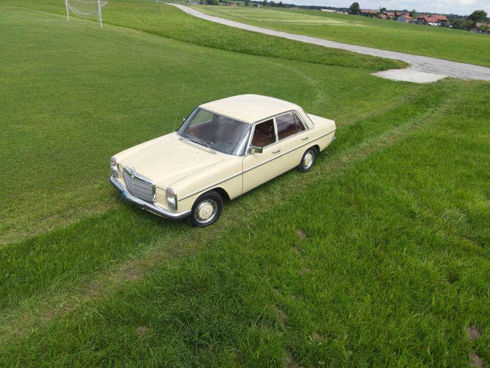 Immagine 2/32 di Mercedes-Benz 200 (1974)