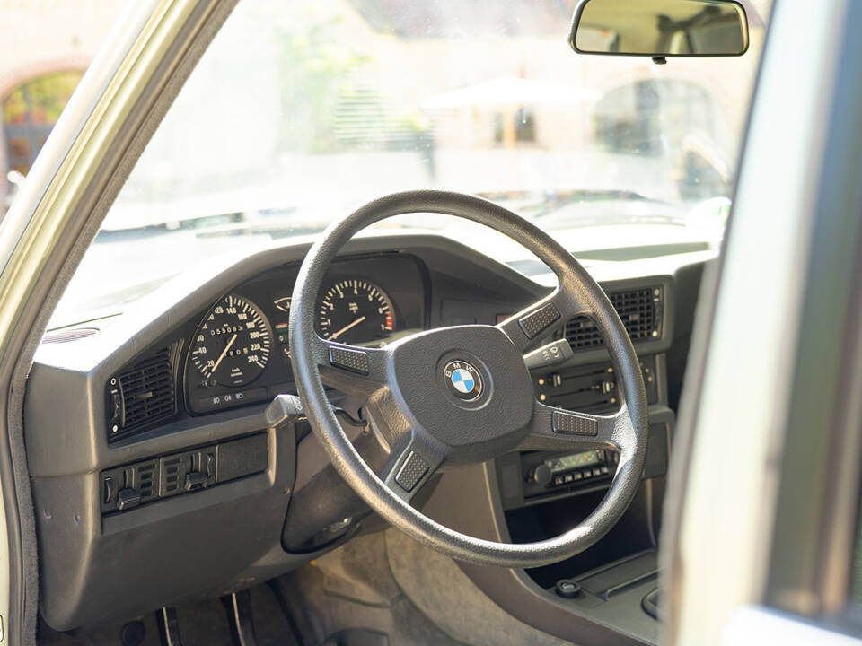 Image 27/63 of BMW 528i (1984)