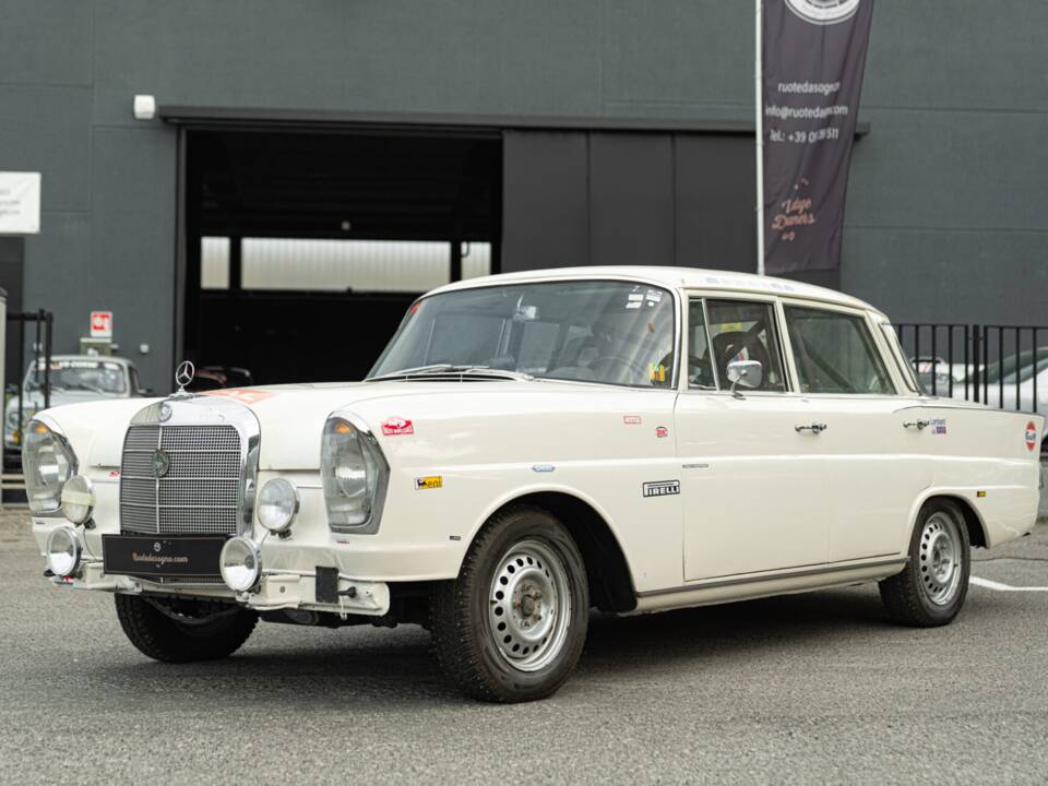 Image 9/50 of Mercedes-Benz 220 S b (1967)