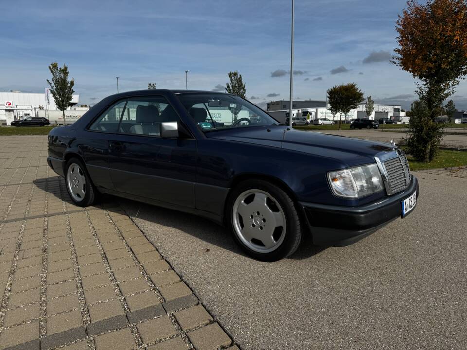 Imagen 2/35 de Mercedes-Benz 230 CE (1988)