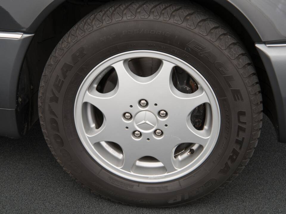 Image 29/45 of Mercedes-Benz 500 SEL (1992)