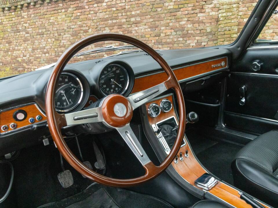Image 32/50 de Alfa Romeo Giulia GT 1300 Junior (1972)