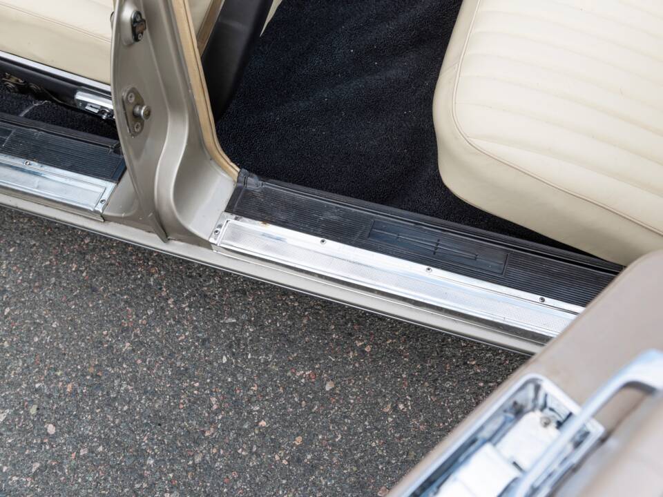 Bild 36/100 von Lincoln Continental Convertible (1965)