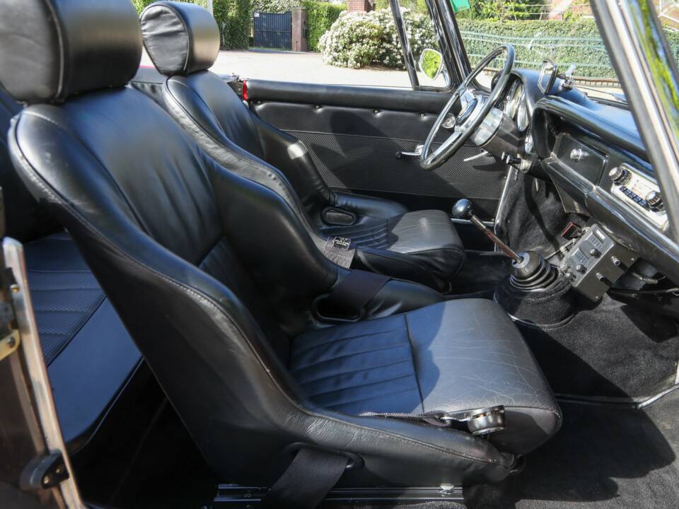 Image 12/50 of Alfa Romeo 2600 Spider (1962)