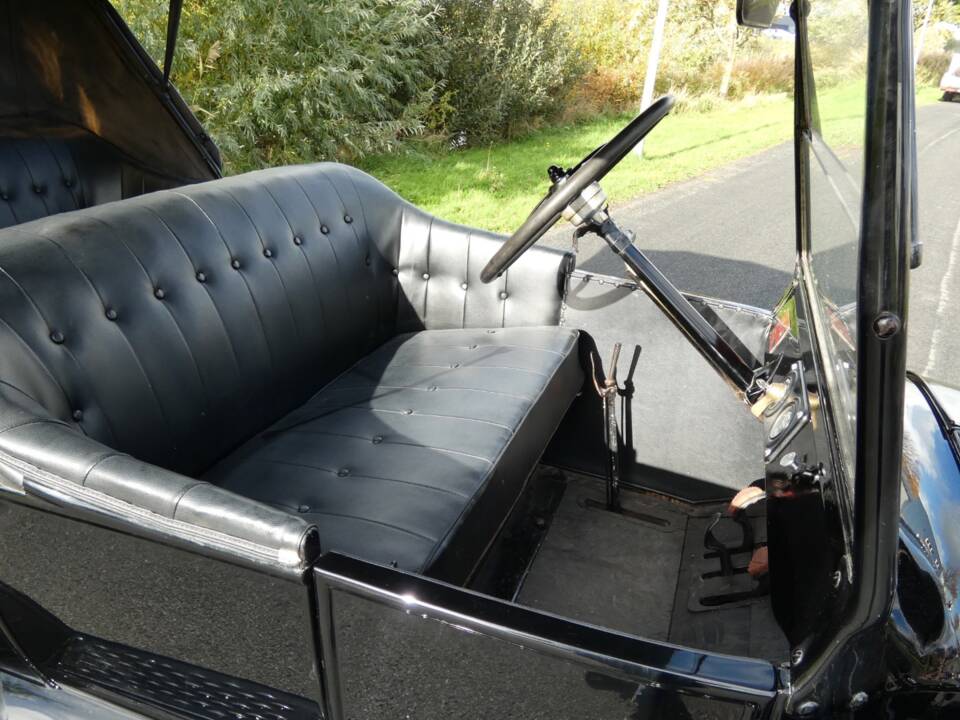 Image 14/41 of Ford Model T Touring (1925)