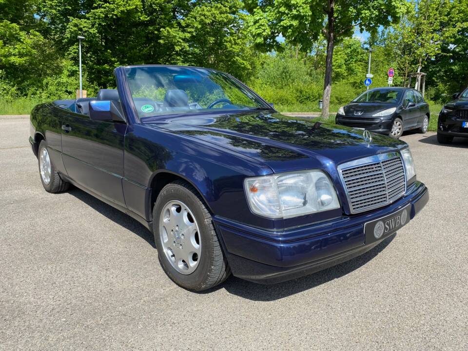 Image 10/31 of Mercedes-Benz E 220 (1994)