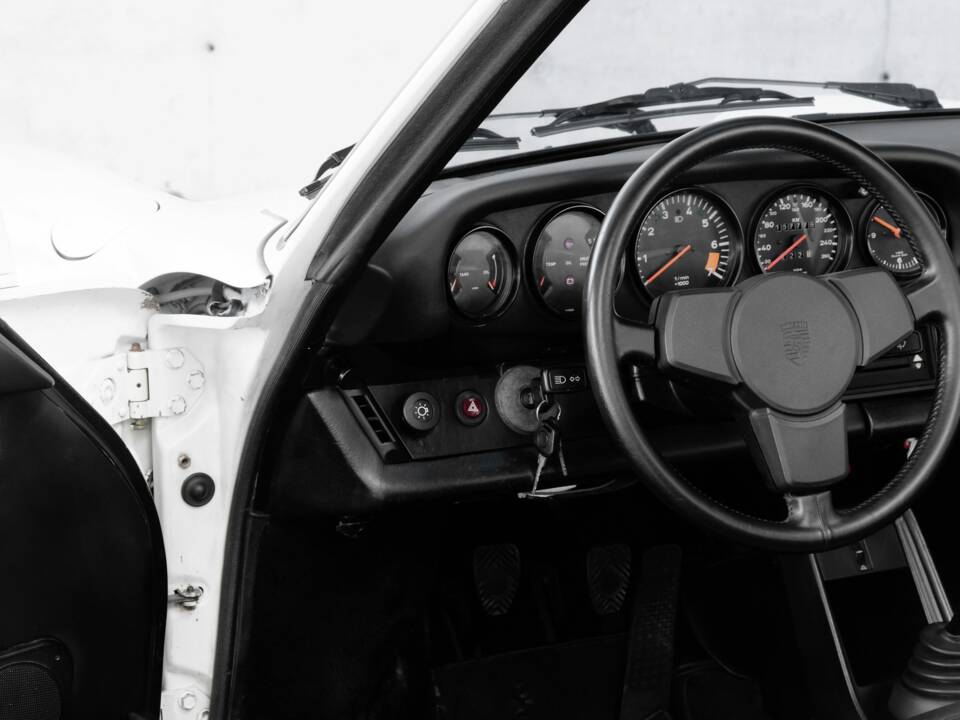 Image 16/46 de Porsche 911 Carrera 3.2 (1984)