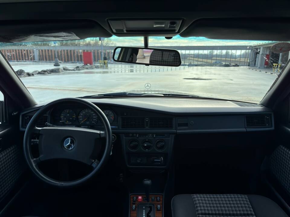 Immagine 18/39 di Mercedes-Benz 190 E 2.6 (1990)