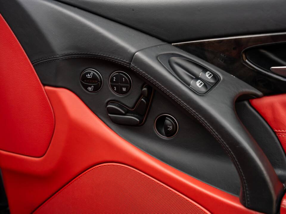 Image 29/47 of Mercedes-Benz SL 600 (2004)
