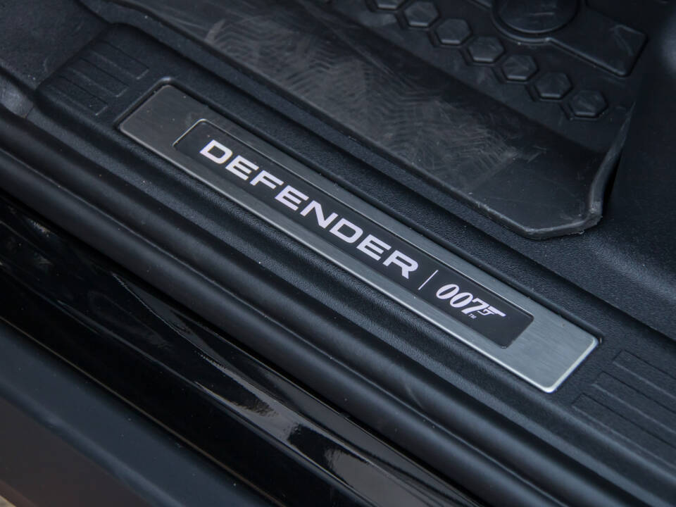 Bild 16/25 von Land Rover Defender 110 P525 &quot;Bond Edition&quot; (2022)