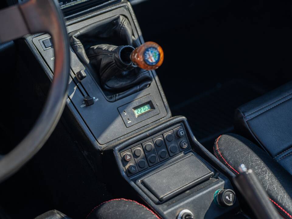 Image 33/40 of Alfa Romeo 2.0 Spider (1987)