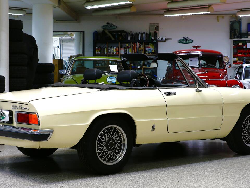 Image 5/25 of Alfa Romeo 2000 Spider Veloce (1982)