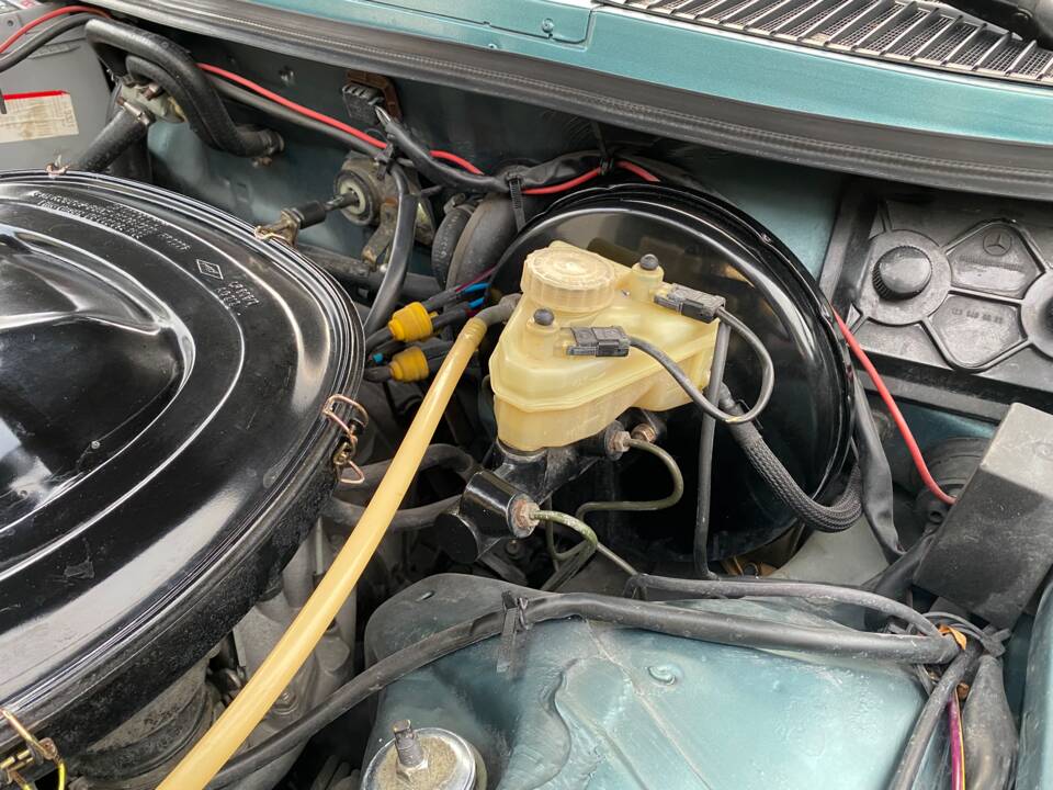 Image 44/66 of Mercedes-Benz 230 CE (1981)