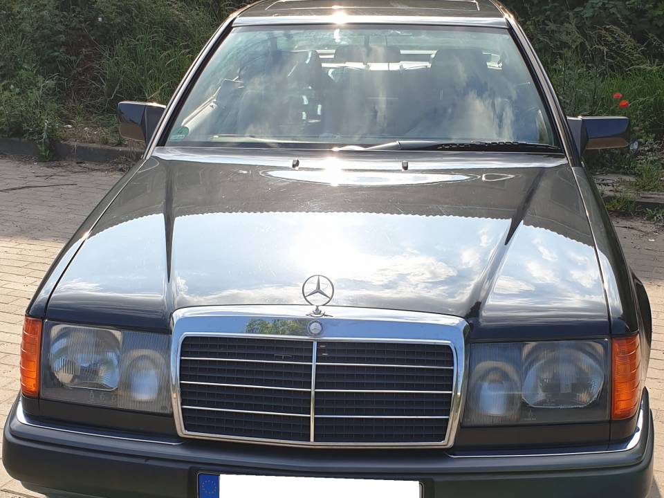 Image 1/9 de Mercedes-Benz 300 CE (1989)