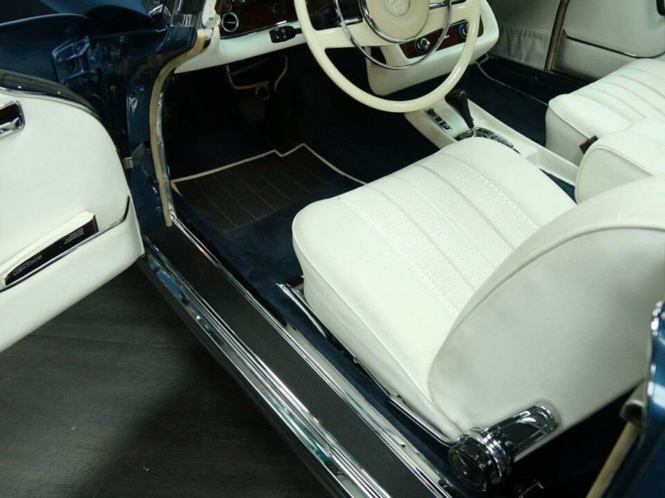Image 14/50 of Mercedes-Benz 280 SE 3,5 (1971)