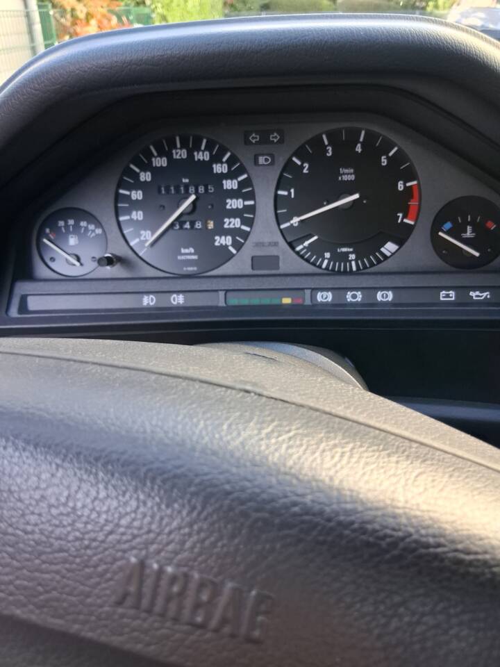 Image 15/18 of BMW 318i (1992)