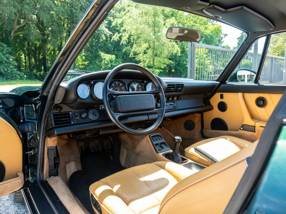 Image 15/35 of Porsche 911 Carrera 2 (1990)