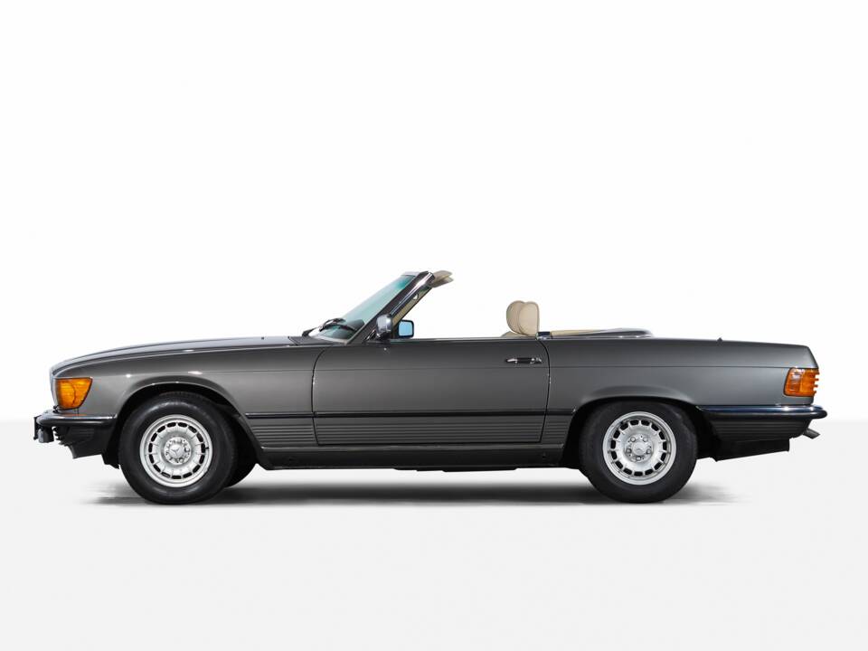 Immagine 2/51 di Mercedes-Benz 280 SL (1985)