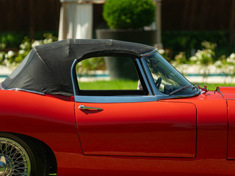 Image 26/50 of Jaguar E-Type 4.2 (1966)