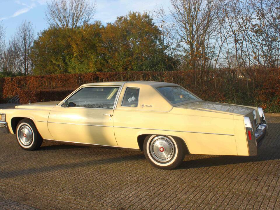 Image 7/56 of Cadillac Coupe DeVille (1977)