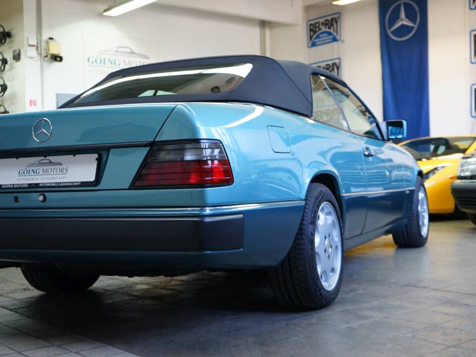 Afbeelding 17/50 van Mercedes-Benz 300 CE-24 (1993)