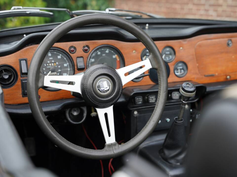 Image 16/50 of Triumph TR 6 PI (1972)