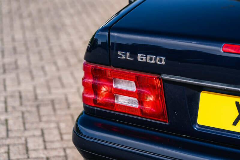 Image 28/50 of Mercedes-Benz SL 600 (2000)