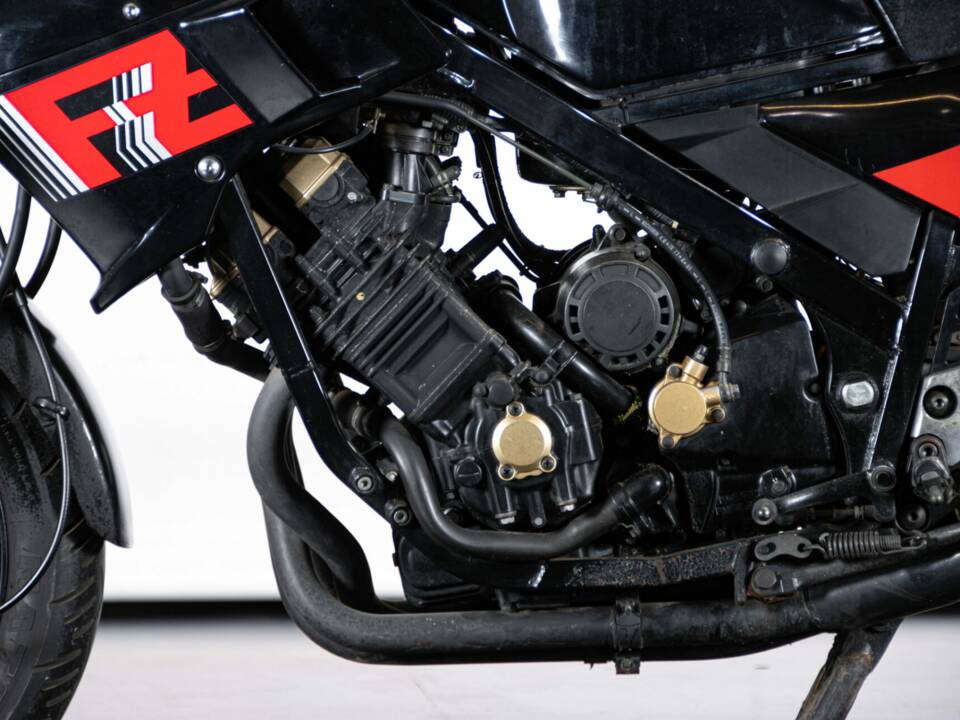 Image 15/50 of Yamaha FZ 750 (1986)