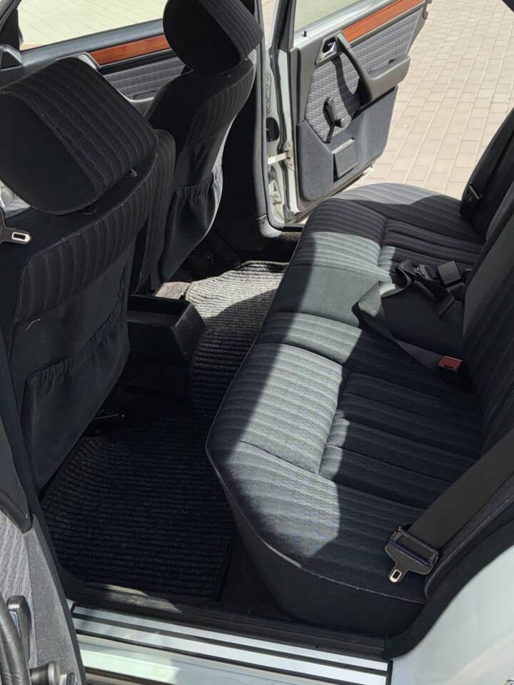 Immagine 30/33 di Mercedes-Benz 230 E (1992)