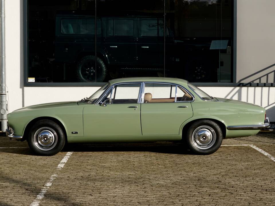 Image 2/30 of Jaguar XJ 6 4.2 (1970)