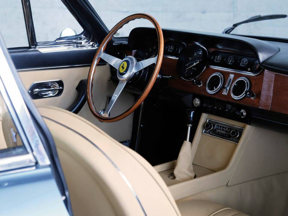 Image 32/50 of Ferrari 330 GT 2+2 (1964)
