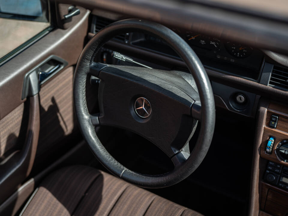 Image 30/40 of Mercedes-Benz 300 CE (1987)