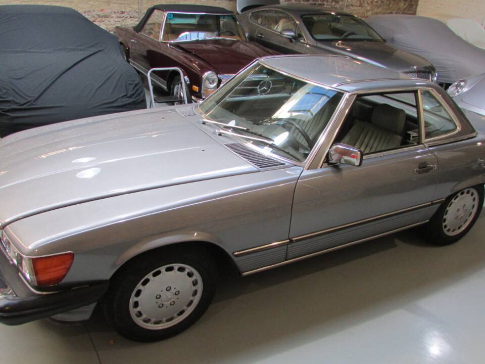 Afbeelding 6/17 van Mercedes-Benz 560 SL (1987)