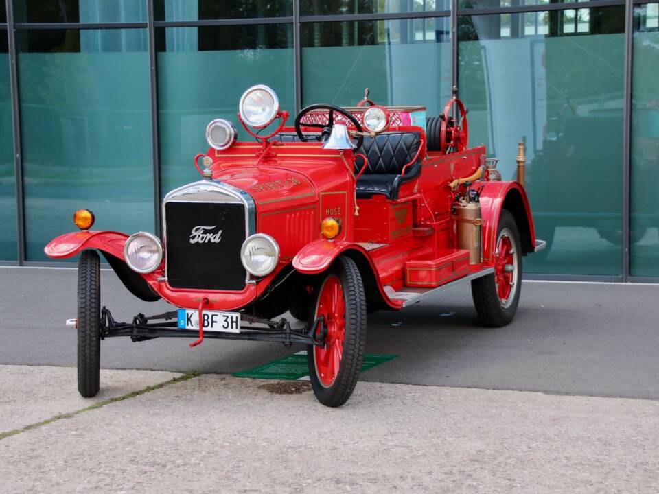 Image 1/8 of Ford Model T Firetruck (1926)
