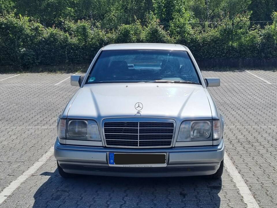 Bild 5/12 von Mercedes-Benz E 220 (1994)