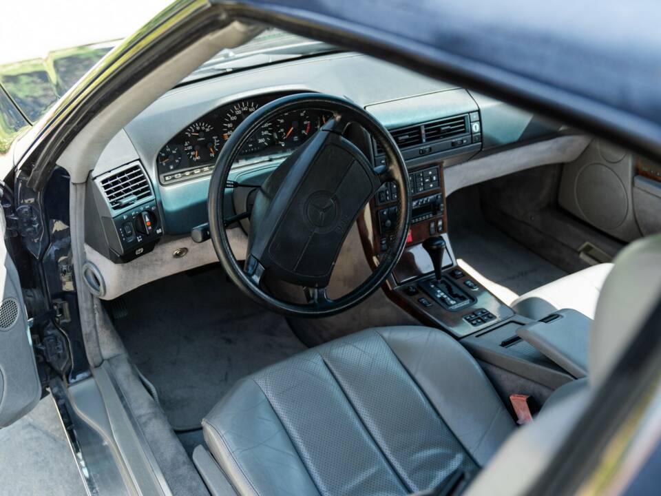Image 27/45 of Mercedes-Benz 500 SL (1990)