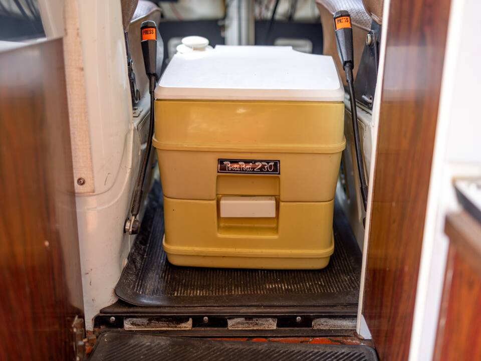 Image 40/47 of Volkswagen T2b Camper (1977)