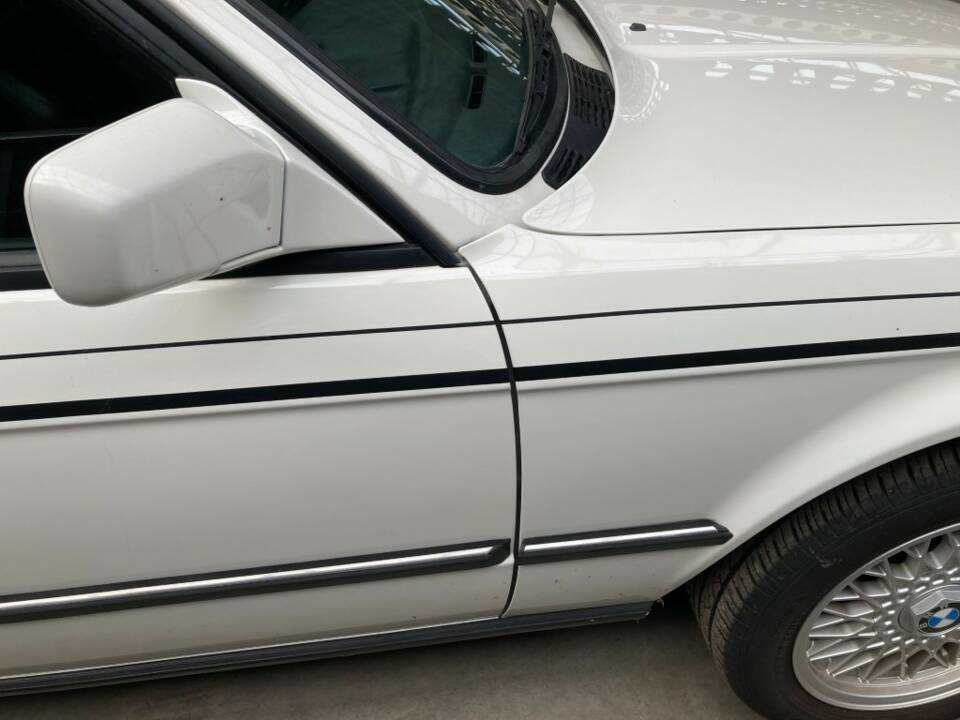 Image 4/34 de BMW 325i (1987)