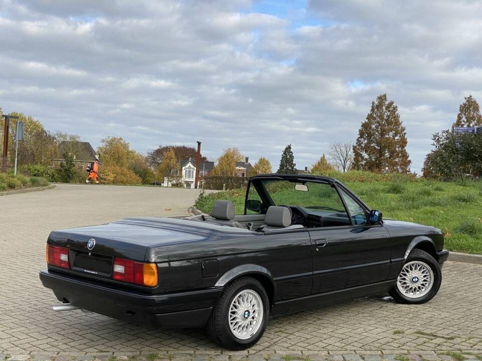 Image 7/8 of BMW 318i (1991)