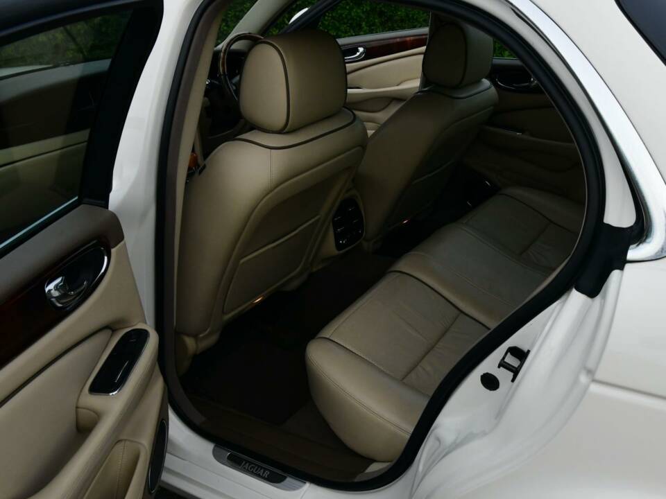 Image 37/50 of Jaguar XJ 8 4.2 (2008)