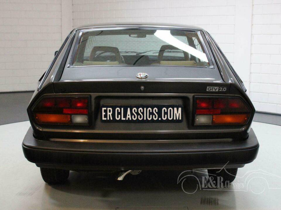 Image 8/15 de Alfa Romeo GTV 2.0 (1983)