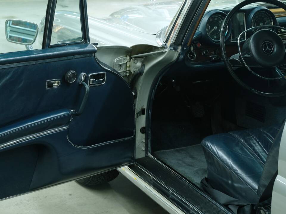 Image 23/50 of Mercedes-Benz 280 SE 3,5 (1970)