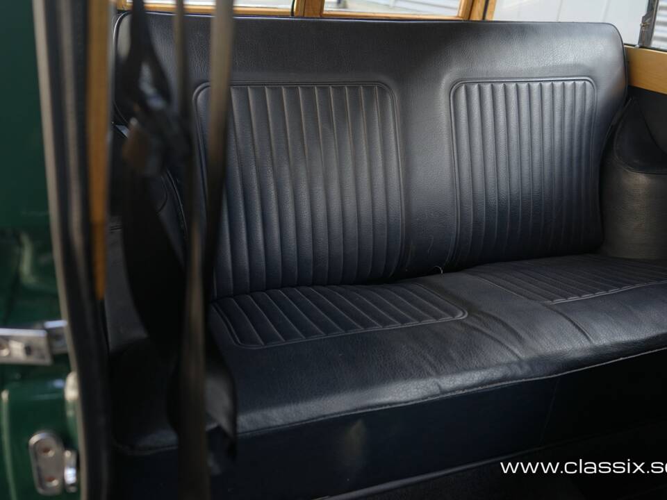 Image 13/17 of Morris Minor 1000 Traveller (1971)