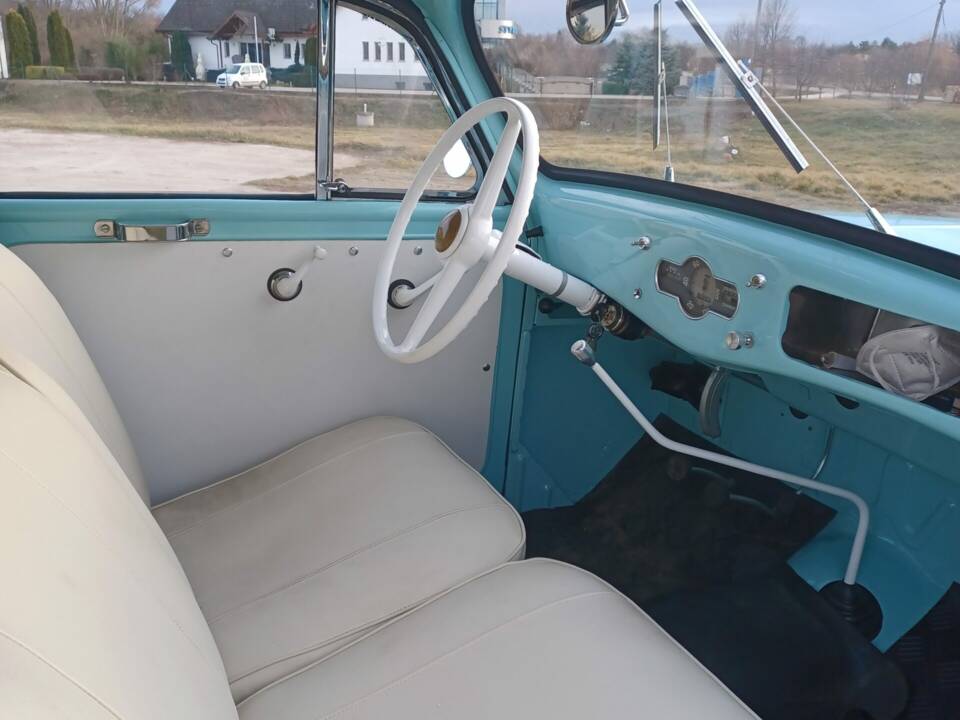 Image 2/5 of Renault Juvaquatre (1956)