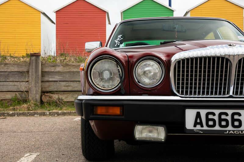Image 12/50 of Daimler Double Six (1983)