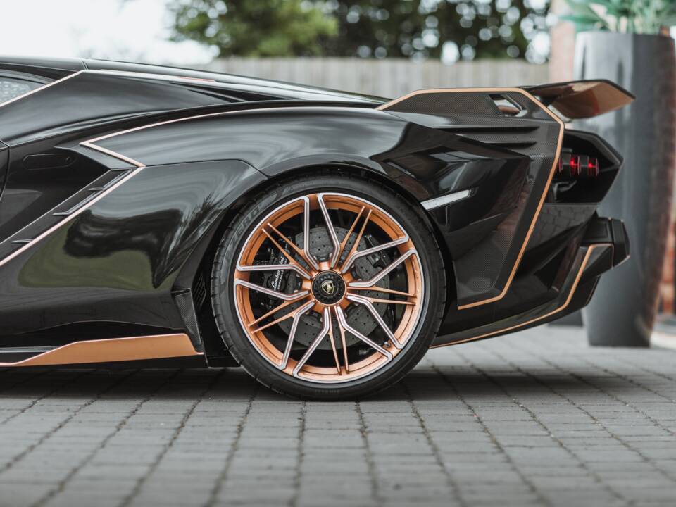 Image 8/68 of Lamborghini Sián FKP 37 (2021)